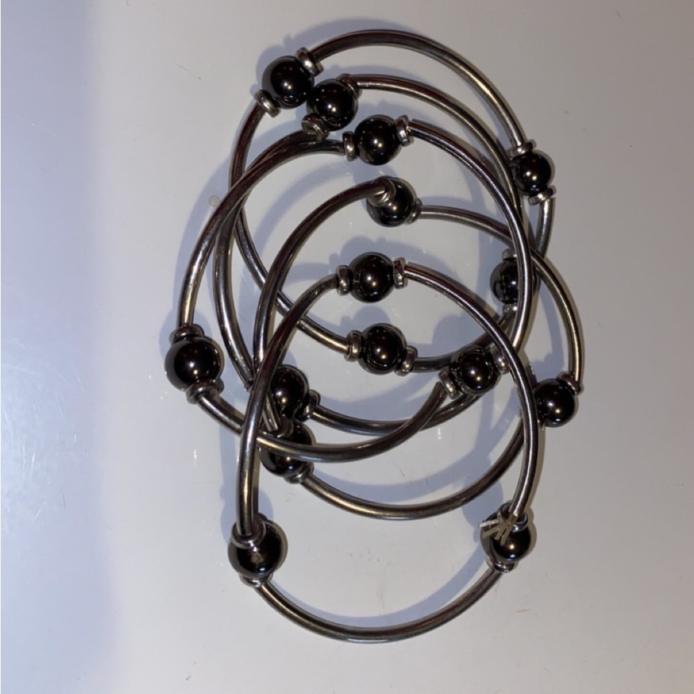5 -Separate stretchy bracelets.